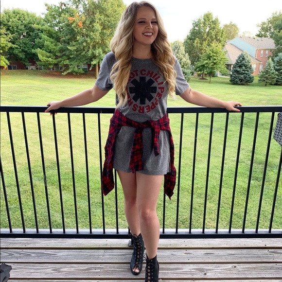 WELCOME TO MY CLOSET ❤️🥰 - Picture 3 of 6